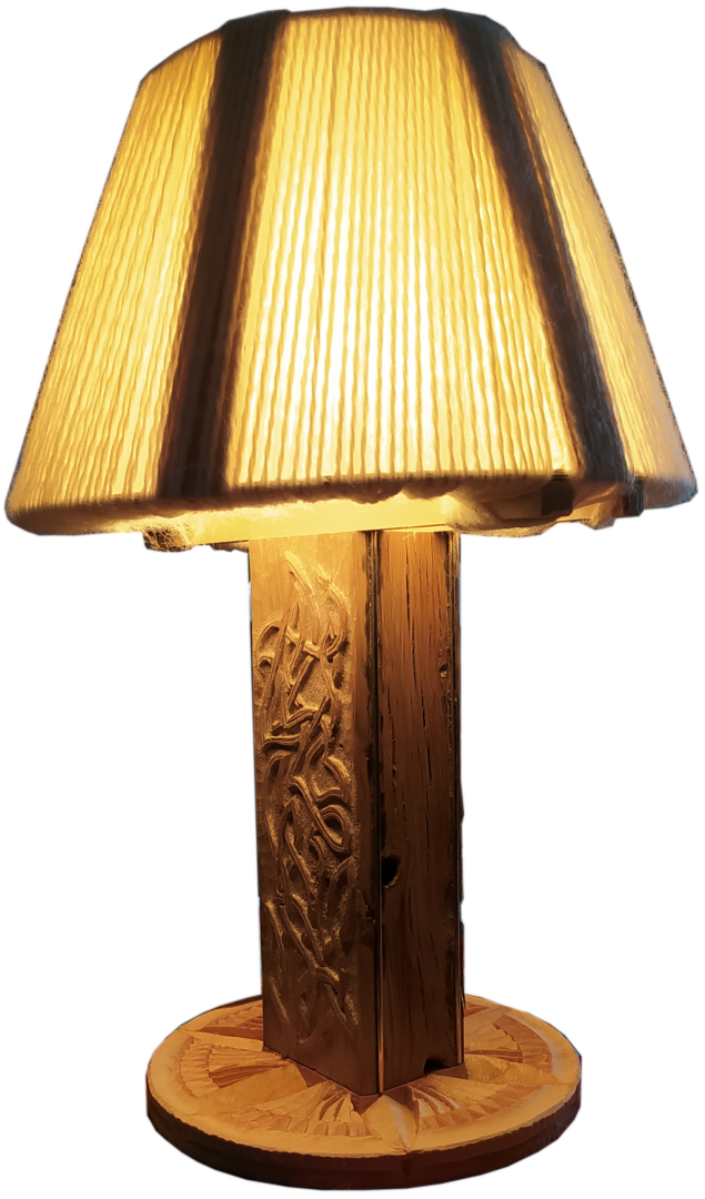 Lampe sculptee en pin cembro & charme avec incrustations de laiton.