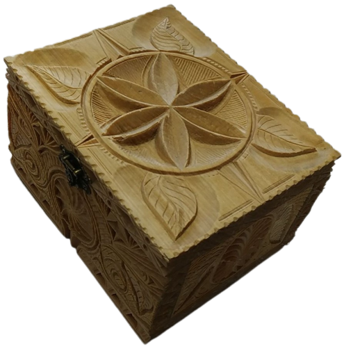 Jewelery box in entirely carved linden wood